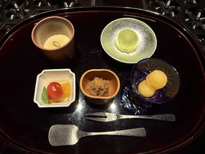 抹茶アイスや南瓜プリン、黄色いスイカなどを盛り合わせた水物の五種盛り