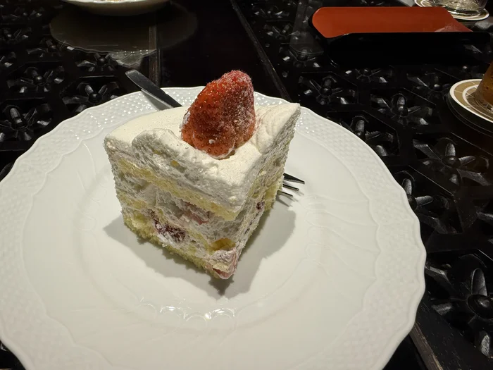 皿に取り分けられた苺のショートケーキ