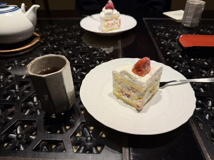食後のほうじ茶と取り分けたケーキが並んだテーブル