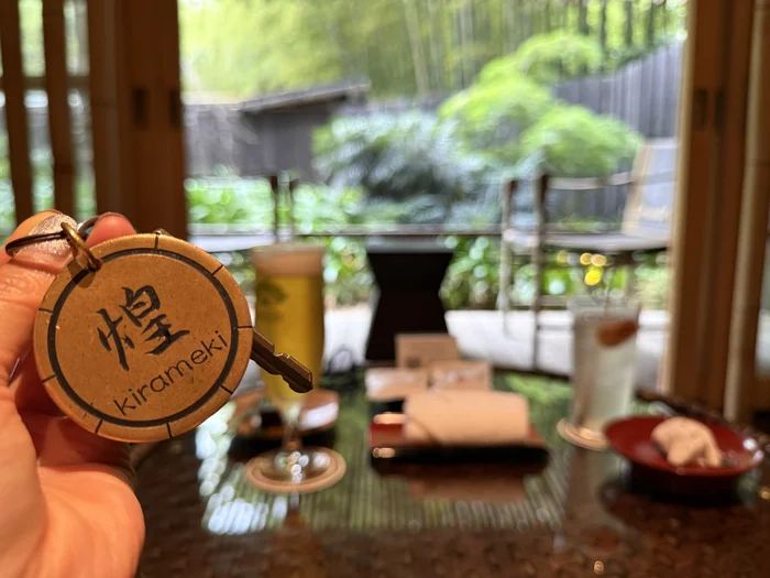 画像 竹をかたどった木製プレートに「煌 kirameki」と書かれた客室の鍵