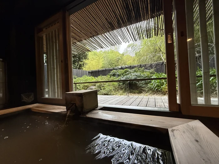 画像 湯船から見た竹の日除けと専用の庭、奥に広がる竹林