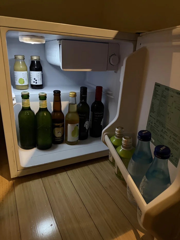 画像 ビール、シードル、ワイン、ジュース、炭酸水が詰まった客室の冷蔵庫