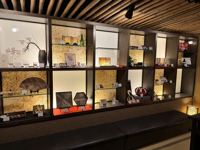 画像 寄木細工や扇子が並ぶ館内の物販コーナーの棚