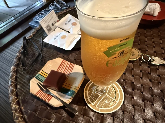 画像 生ビールのグラスと器にのった自家製水羊羹