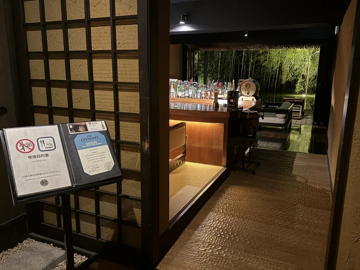 画像 喫煙目的室の表示が置かれたBar Bambooの入口とカウンター