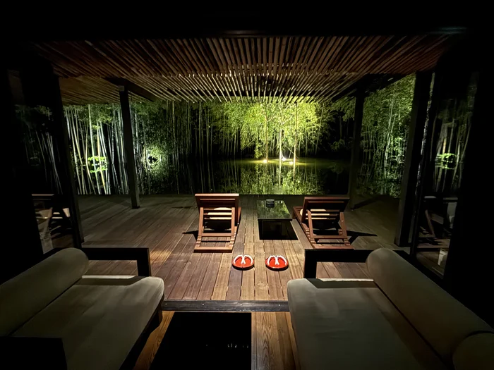 画像 ライトアップされた竹林と水盤に面したBar Bambooのテラス席