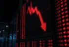 証券取引所の株価電光掲示板、下落を示すイメージ