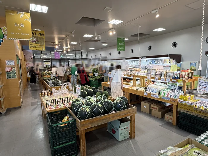 画像 大きなスイカと地元の商品が並ぶにぎやかな直売所