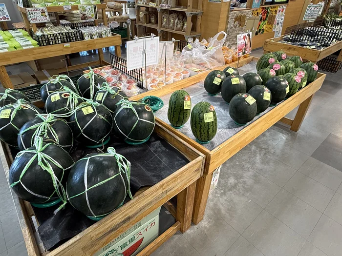 画像 大玉と小玉のスイカ、桃が並ぶ青果売り場