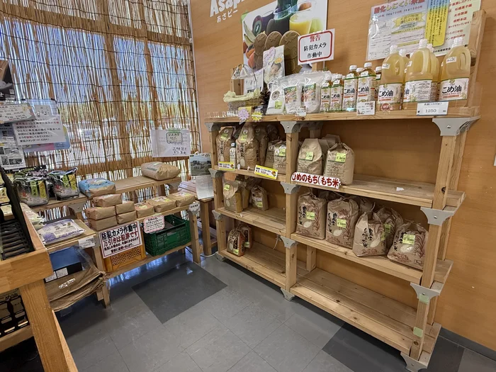 画像 旭市産の米袋とこめ油が並ぶ売り場
