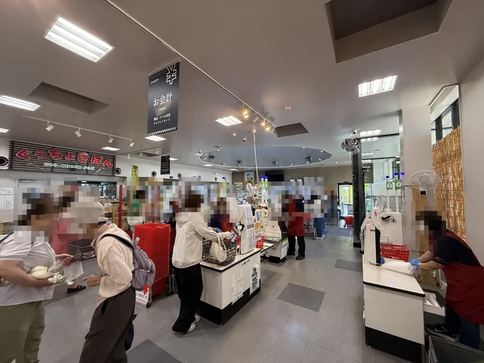 画像 買い物客が並ぶ道の駅 季楽里あさひの会計エリア