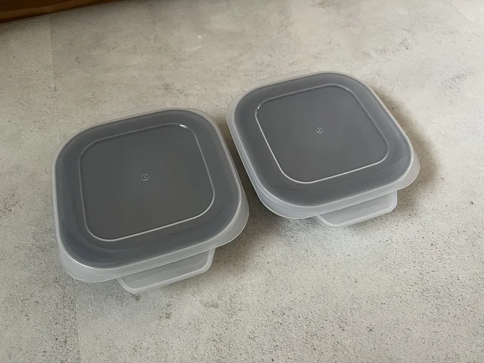 フタを閉めて2個並べたKITINTOごはん保存容器