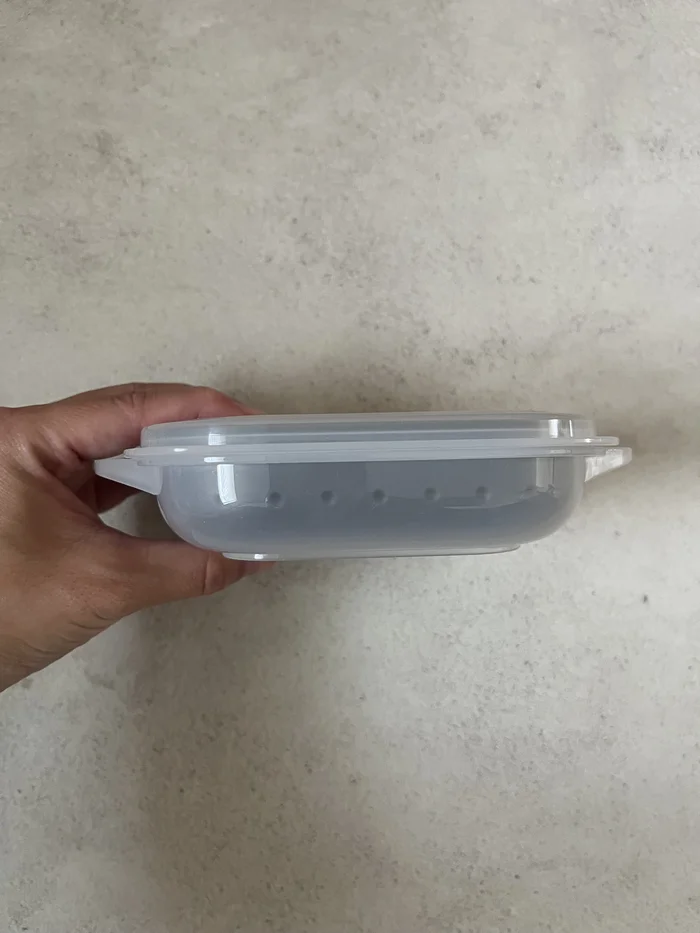 横から見たKITINTOごはん保存容器の薄い形状