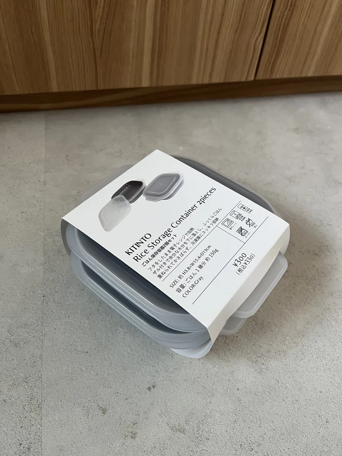 開封前のKITINTOごはん保存容器のパッケージを斜め上から見たところ
