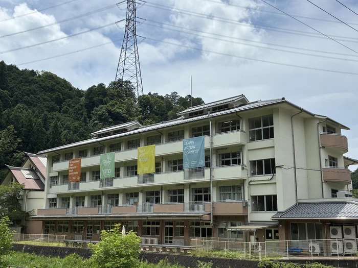 森に囲まれたKITO FOREST MARKET SHIMOICHIの旧校舎外観