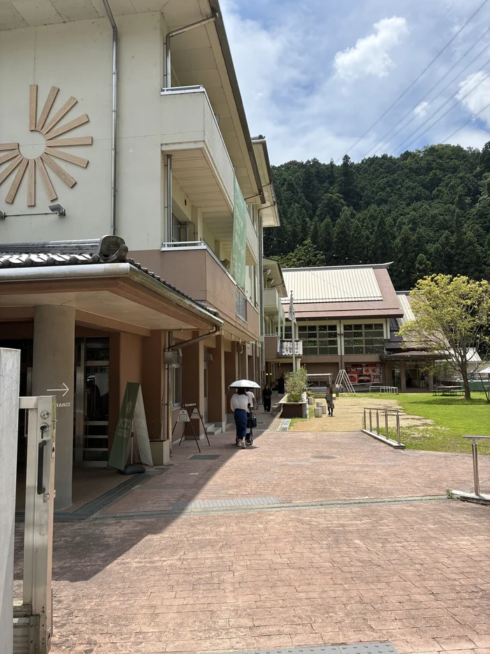 KITO FOREST MARKET SHIMOICHIの校舎入口と中庭