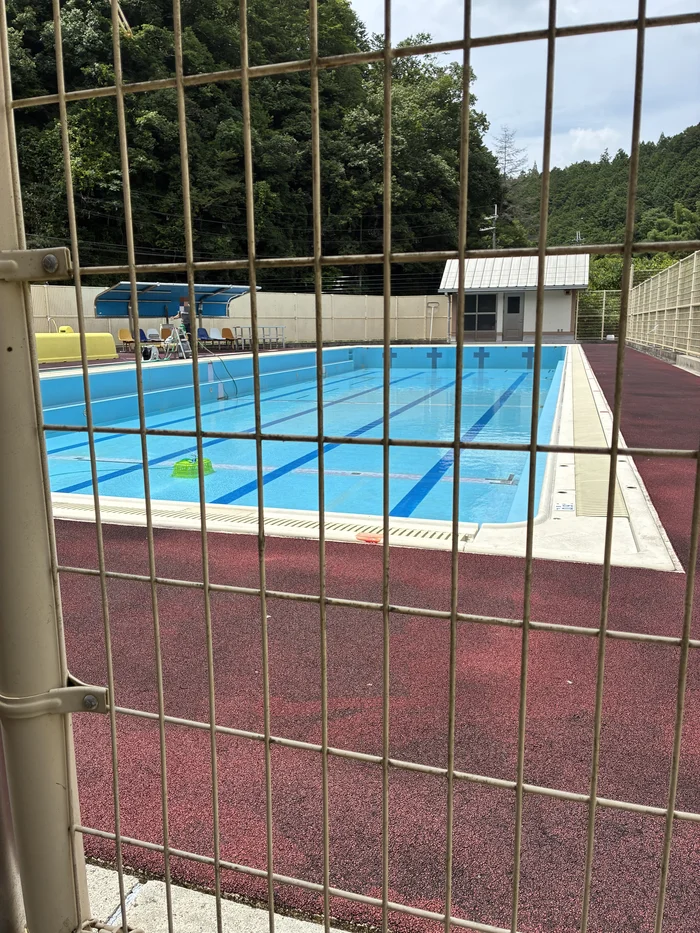 KITO FOREST MARKET SHIMOICHIに残る旧小学校のプール