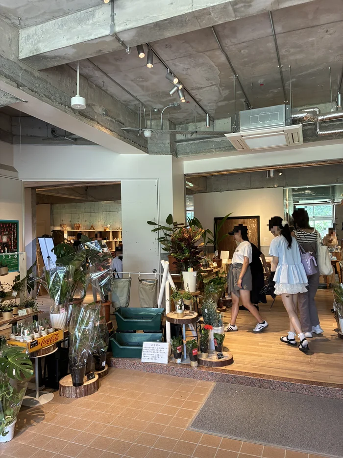 KITO FOREST MARKET SHIMOICHIの1階にあるMARCHE / SHOP入口