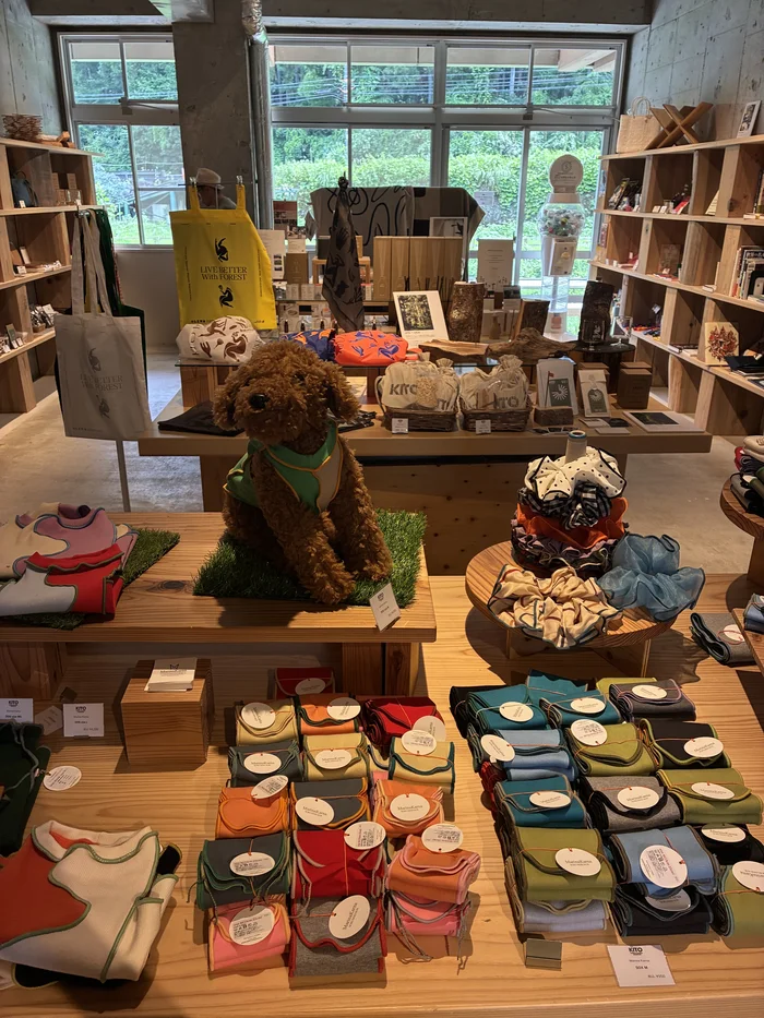 MARCHE / SHOPに並ぶペット用品や雑貨の売り場