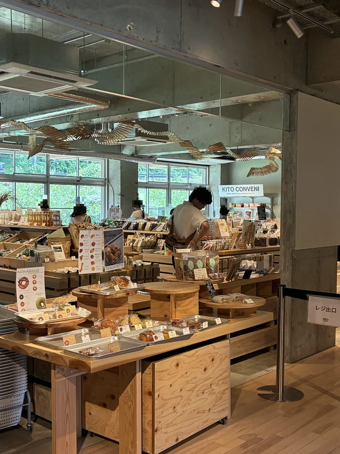MARCHE / SHOPに並ぶパンや下市町周辺の地域商品