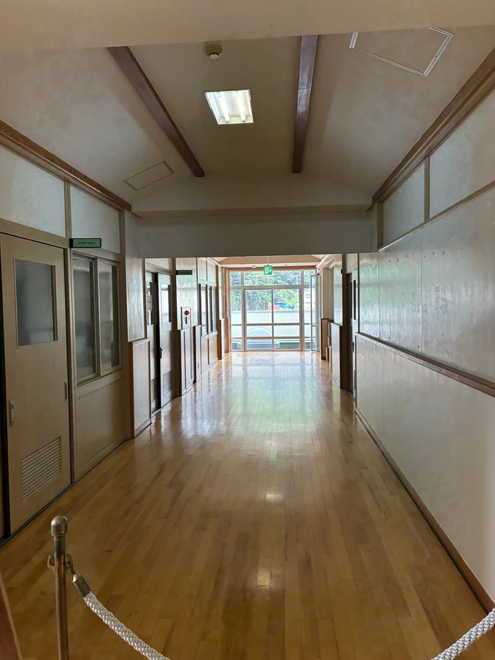 木の床が続くKITO FOREST MARKET SHIMOICHIの校舎廊下