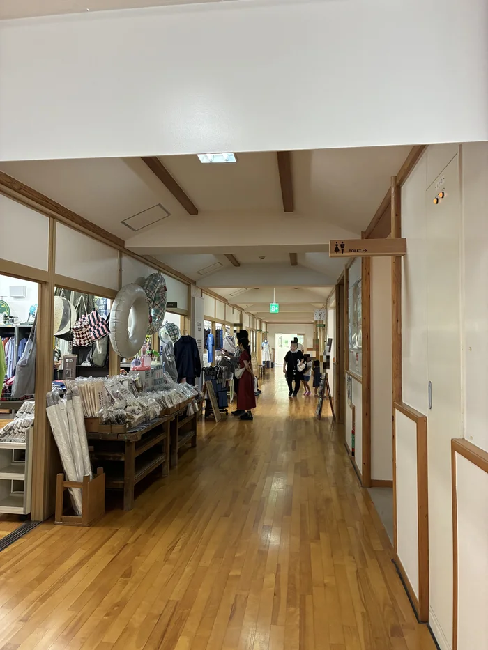 KITO FOREST MARKET SHIMOICHIの廊下に並ぶ出店エリア