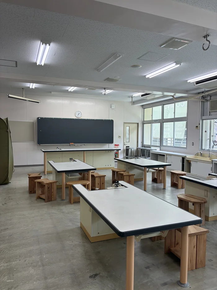 理科室の面影が残るKITO FOREST MARKET SHIMOICHIの体験スペース