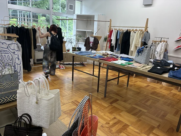 旧教室を使った洋服のポップアップショップ