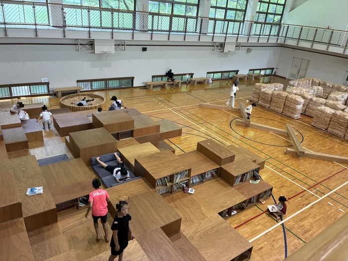 体育館を活用した木の遊び場WOOD PARKで遊ぶ子どもたち