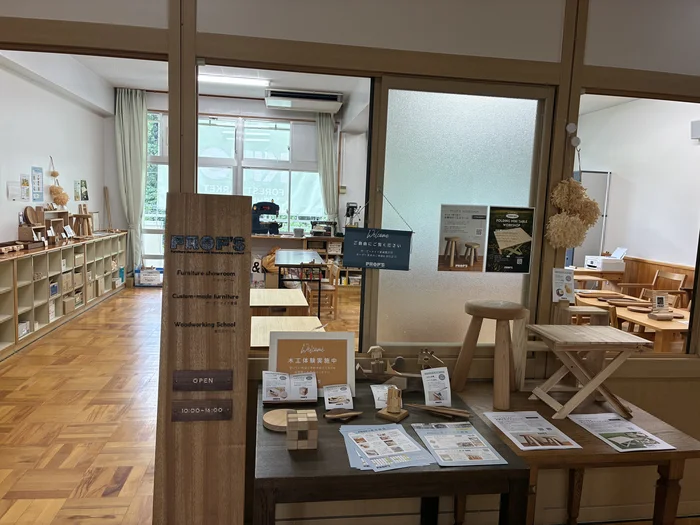 PROPの木工アイテムが並ぶ展示販売スペース