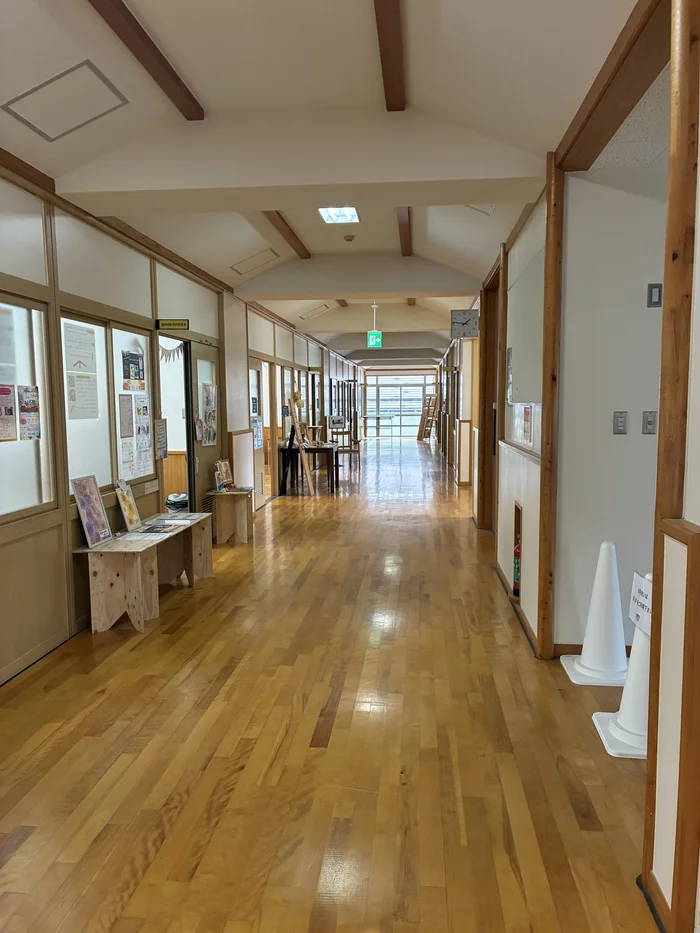 窓から光が差し込むKITO FOREST MARKET SHIMOICHIの校舎廊下