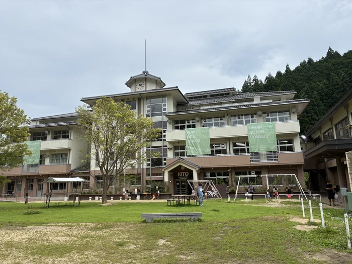 WOOD PARKの案内とKITO FOREST MARKET SHIMOICHIの校舎正面