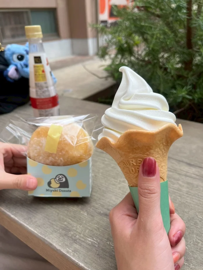 KITO FOREST MARKET SHIMOICHIで購入したソフトクリームとドーナツ
