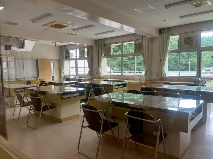 調理台や流しが残るKITO FOREST MARKET SHIMOICHIの家庭科室