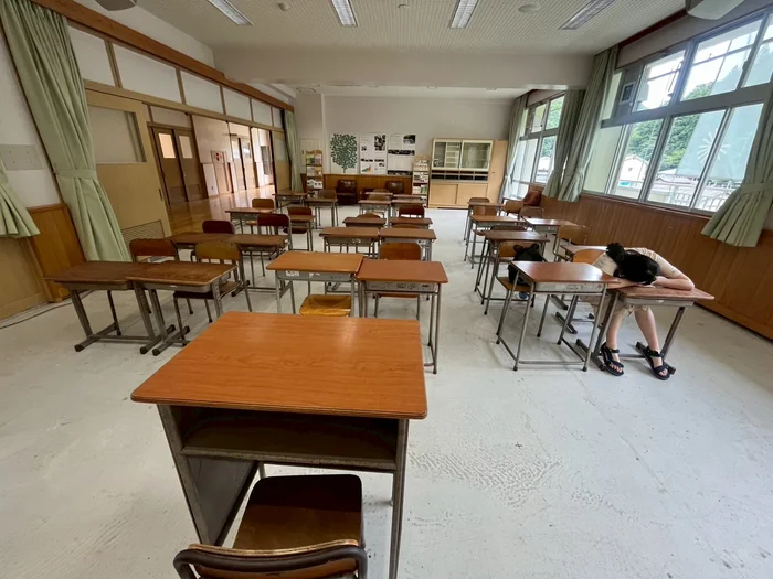 黒板と木の学習机が並ぶ懐かしい教室