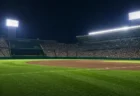 甲子園球場を思わせるナイター照明のスタジアムと満員のスタンド