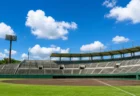 高校野球の球場、内野スタンドと青空のイメージ