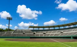 高校野球の球場、内野スタンドと青空のイメージ