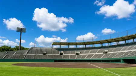高校野球の球場、内野スタンドと青空のイメージ