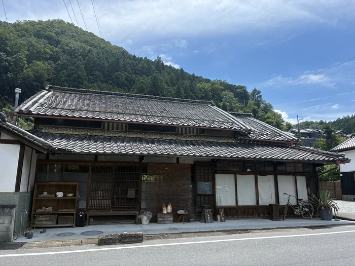 画像 奈良県吉野町の道路沿いに建つ築100年の古民家を改装したくにす食堂の外観