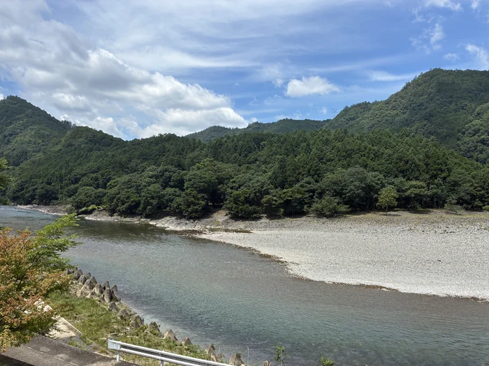 画像 くにす食堂の向かいから見える吉野川と山の風景