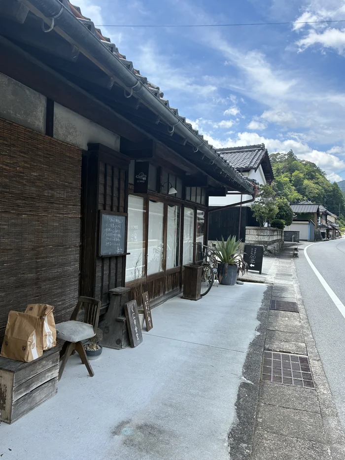 画像 道路側から見たくにす食堂の店舗入口と古民家の外観