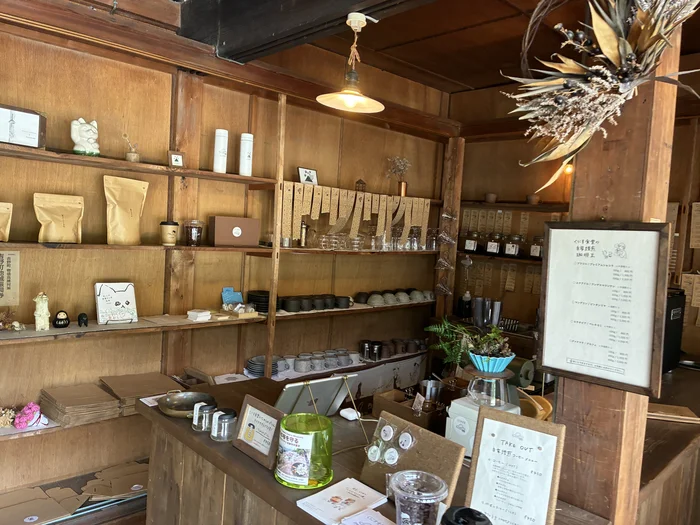 画像 くにす食堂の自家焙煎コーヒー豆と器が並ぶカウンター