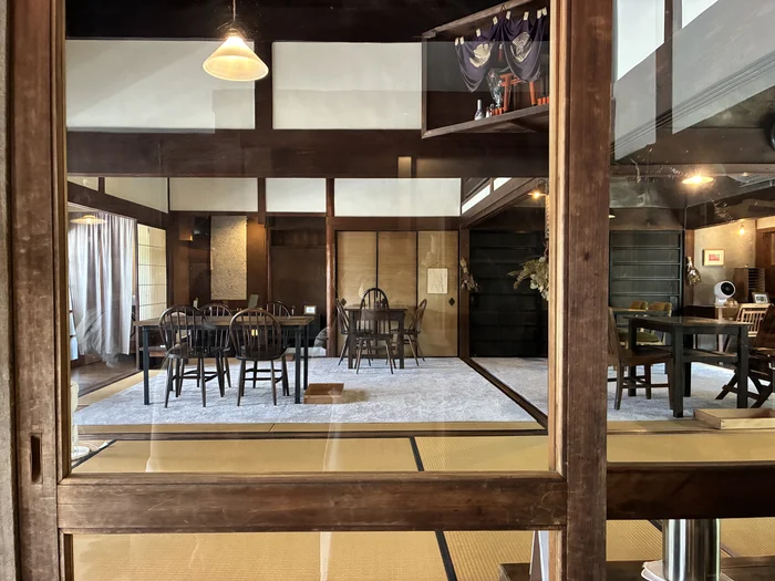画像 くにす食堂の畳敷きに並ぶ木のテーブル席