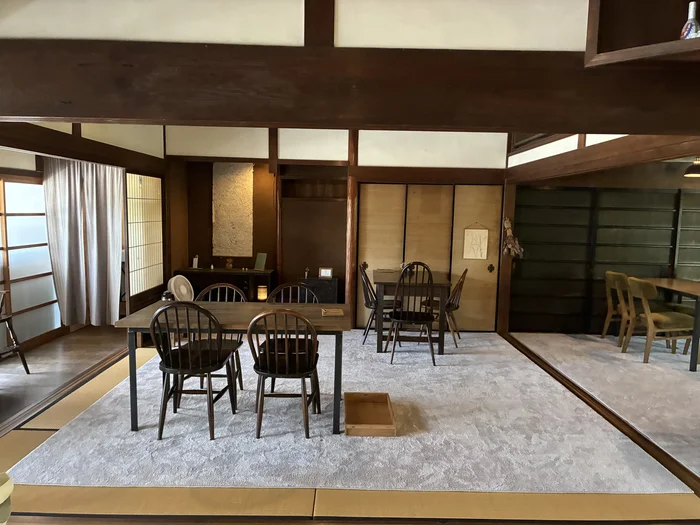 画像 梁や木の建具を残したくにす食堂の広い店内