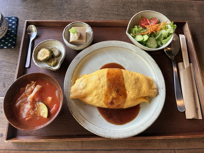 画像 くにす食堂のオムライス、夏野菜のミネストローネ、サラダ、漬物、カフェラテ寒天が載った週替わりランチ