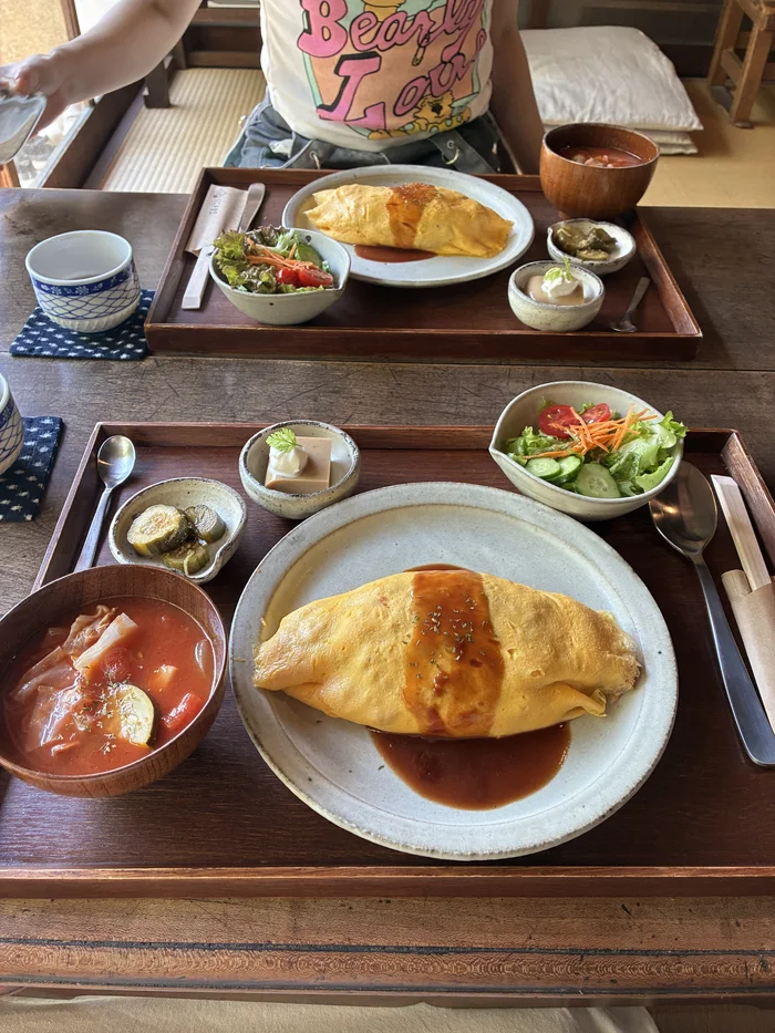 画像 くにす食堂で注文したサイズの異なる2つのオムライスランチ