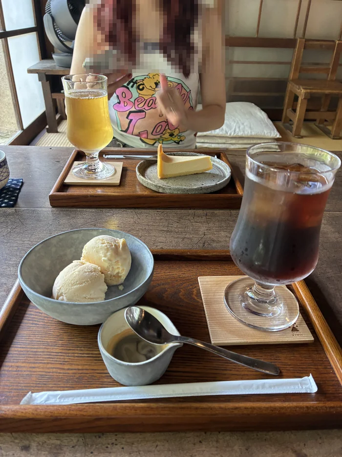 画像 くにす食堂のアフォガードと水出しコーヒー、奥にチーズケーキとりんごジュース。人物の顔はモザイク処理済み