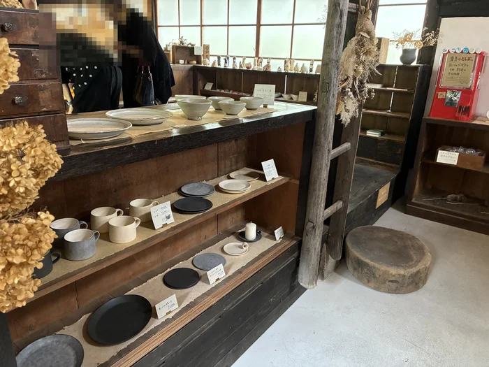 画像 器や雑貨が並ぶはなれのベーグルの店内。人物の顔はモザイク処理済み