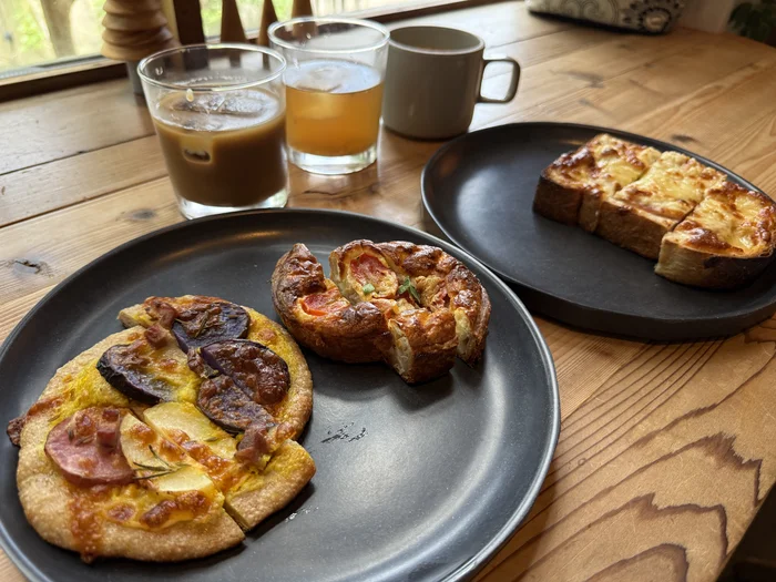 画像 トマトの入った季節のキッシュやパンとドリンク